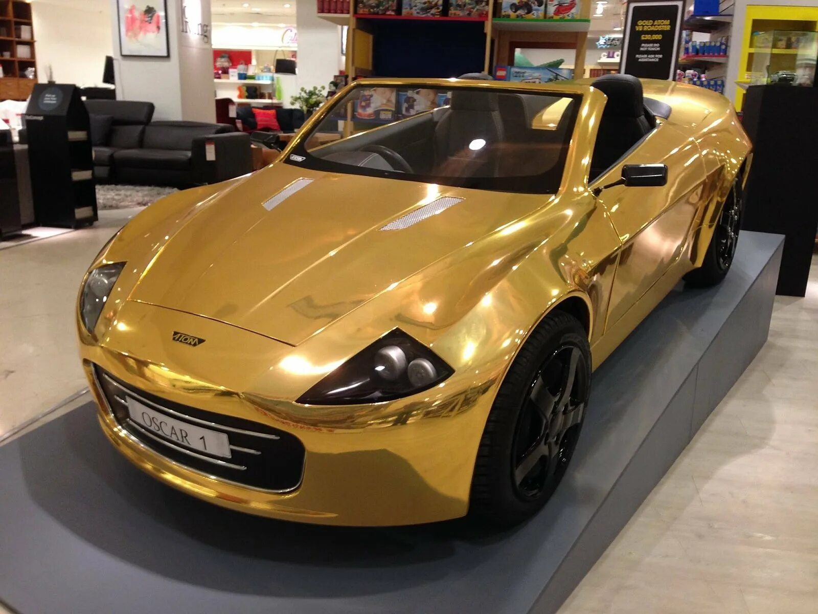Золотая машина. Машина золотого цвета. Дорогие машины золотые. Самые золотые машины.