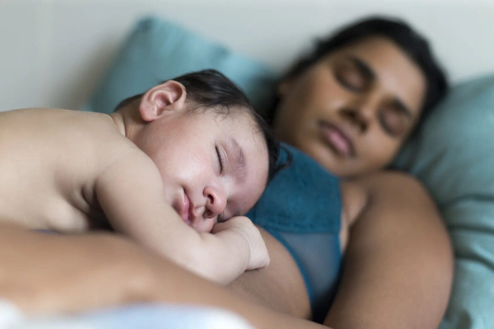 Спящие мать. Children sleep belly. Дети ночи. Мама и спящий малыш. Сонная мама.