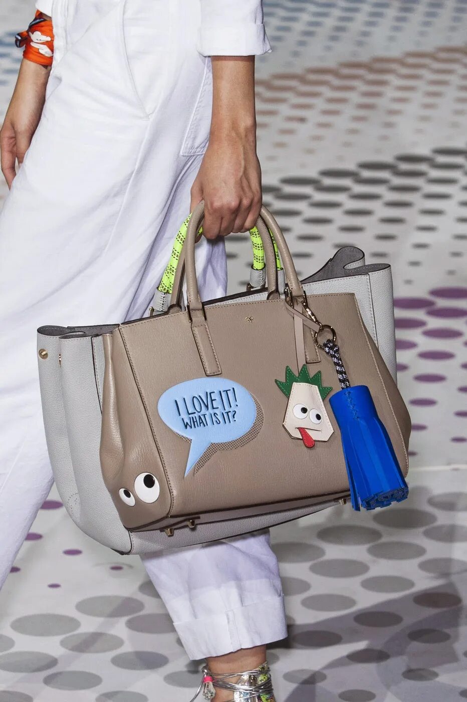 Аня Хиндмарч сумки. Показ мод сумки. Anya Hindmarch Wrigley. ФТТ Hindmarch. Show bags