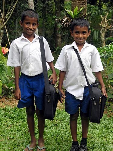 Школьная форма в Шри Ланке. Школьная форма Шри Ланка. Школьная форма с шортами для мальчиков. Школьная форма детей на Шри Ланке..