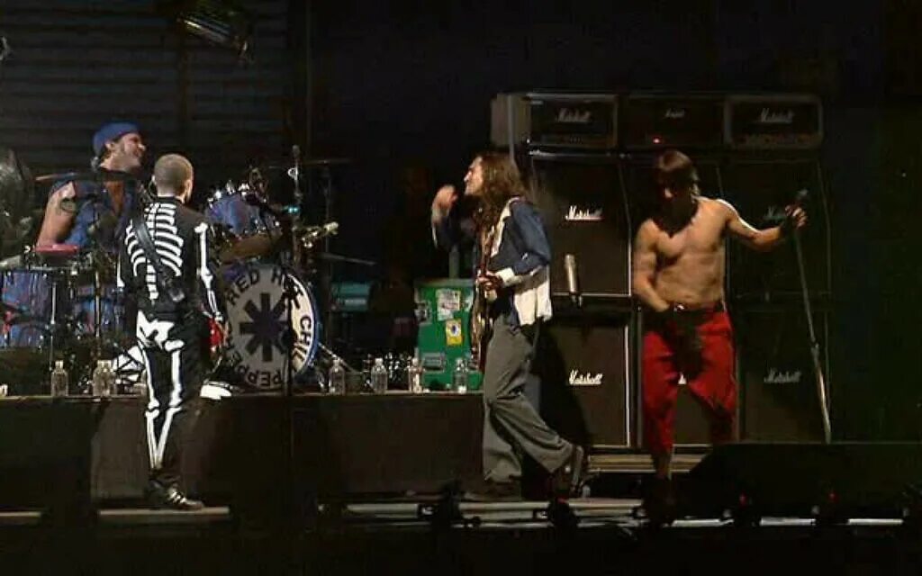Red hot peppers википедия. RHCP концерт в носках. Барабанщик ред хот Чили Пепперс в назад в будущее 3. Энтони Кидис с носком на концерте. Red hot Chili Peppers - scar Tissue фото.