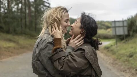 Villanelle and Eve kissing in "Killing Eve". 