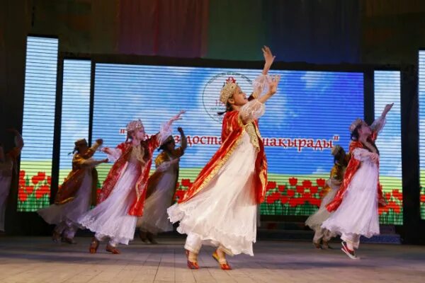 Танцевальный казахский. Праздник навруз в детском саду. Наурыз танцы. Наурыз костюмы. Танец камажай видео.