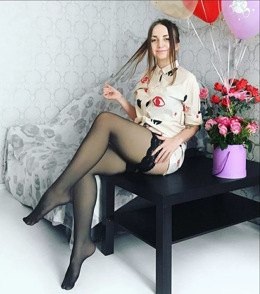 Гламурные женщины в чулках. Домашние девушки в колготках. Красивые девушки в колготках. Stocking network. Девушка в чулках и платье.