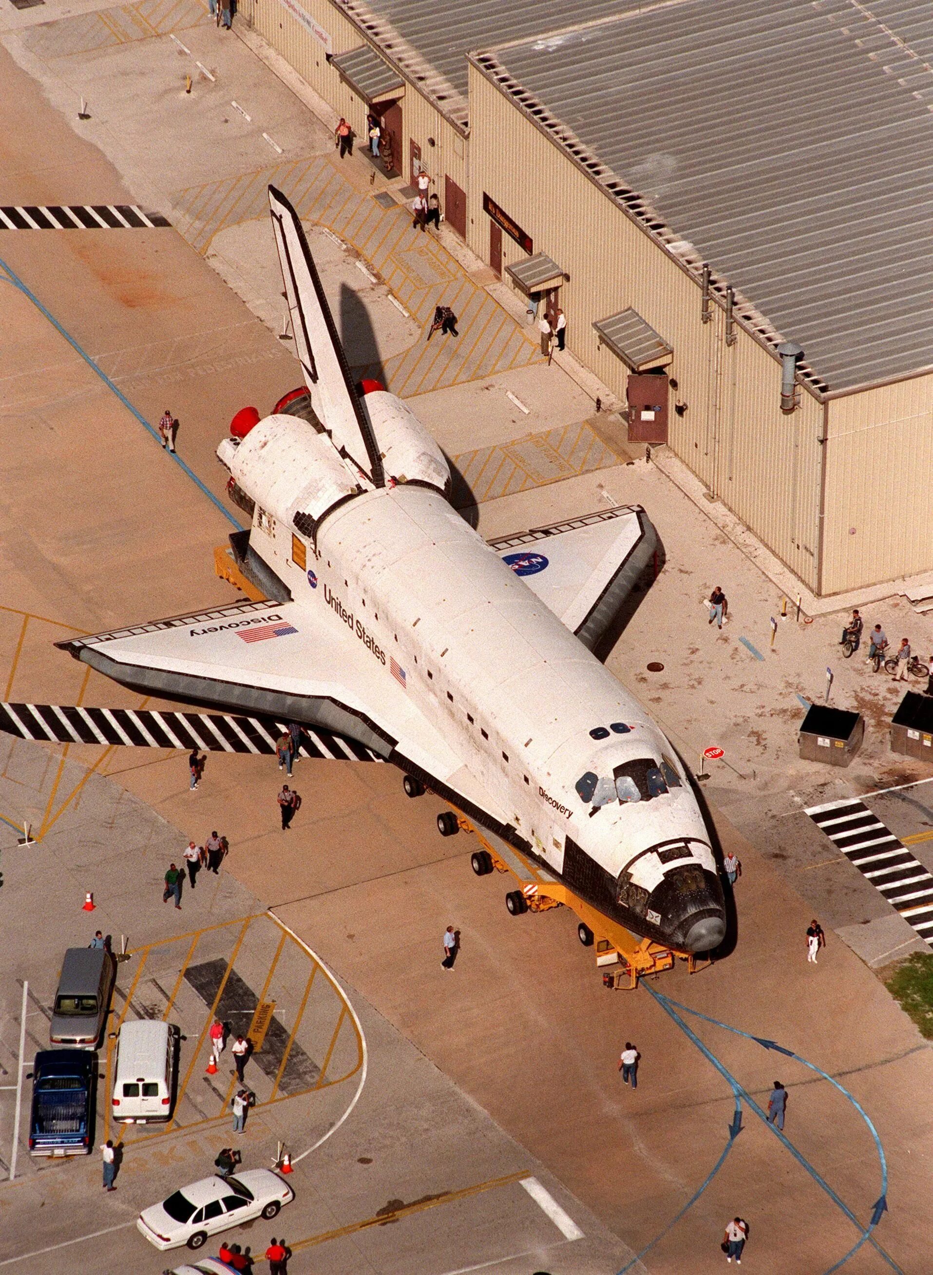 Челнок 5 букв. Шаттл Дискавери. Space Shuttle Discovery грузовой отсек. Шаттл с грузовым отделением. Челнок космический США В музеях.