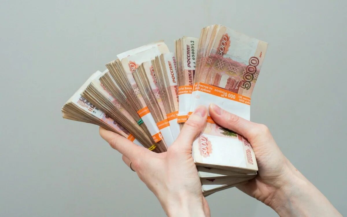 Крупные денежные купюры. Деньги в руках. Пачка денег в руках. Пятитысячные купюры в руках. Деньги в руках рубли.