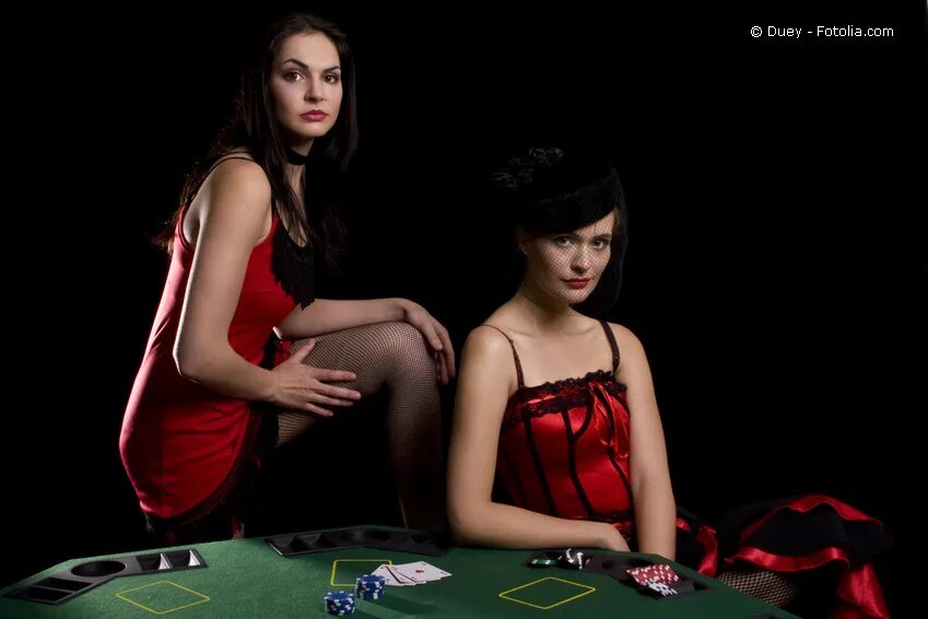 Поиграли в карты на раздевание. Покер девушки. Стрип Покер. Обои Покер девушки. Играют в Покер.