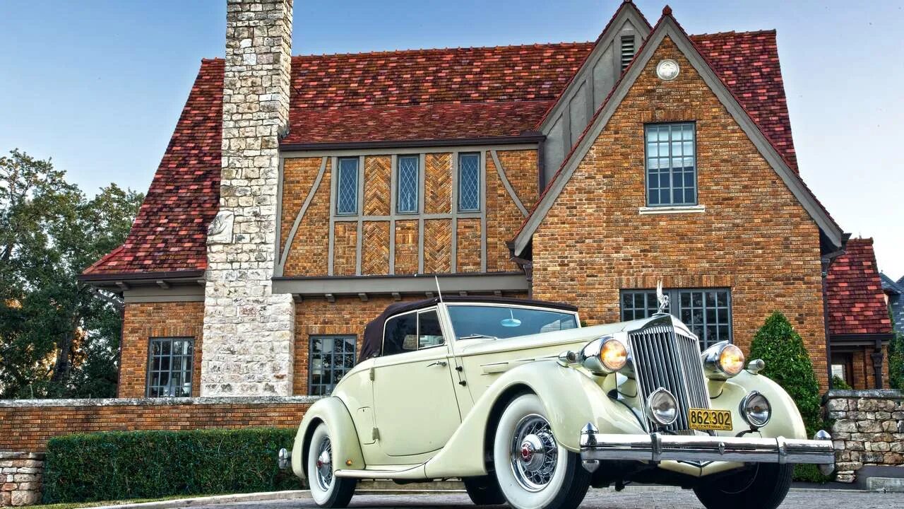 Дорогой старый автомобиль. Packard Twelve Coupe Roadster 1936. Винтажные машины. Винтажный автомобиль. Красивые старинные машины.