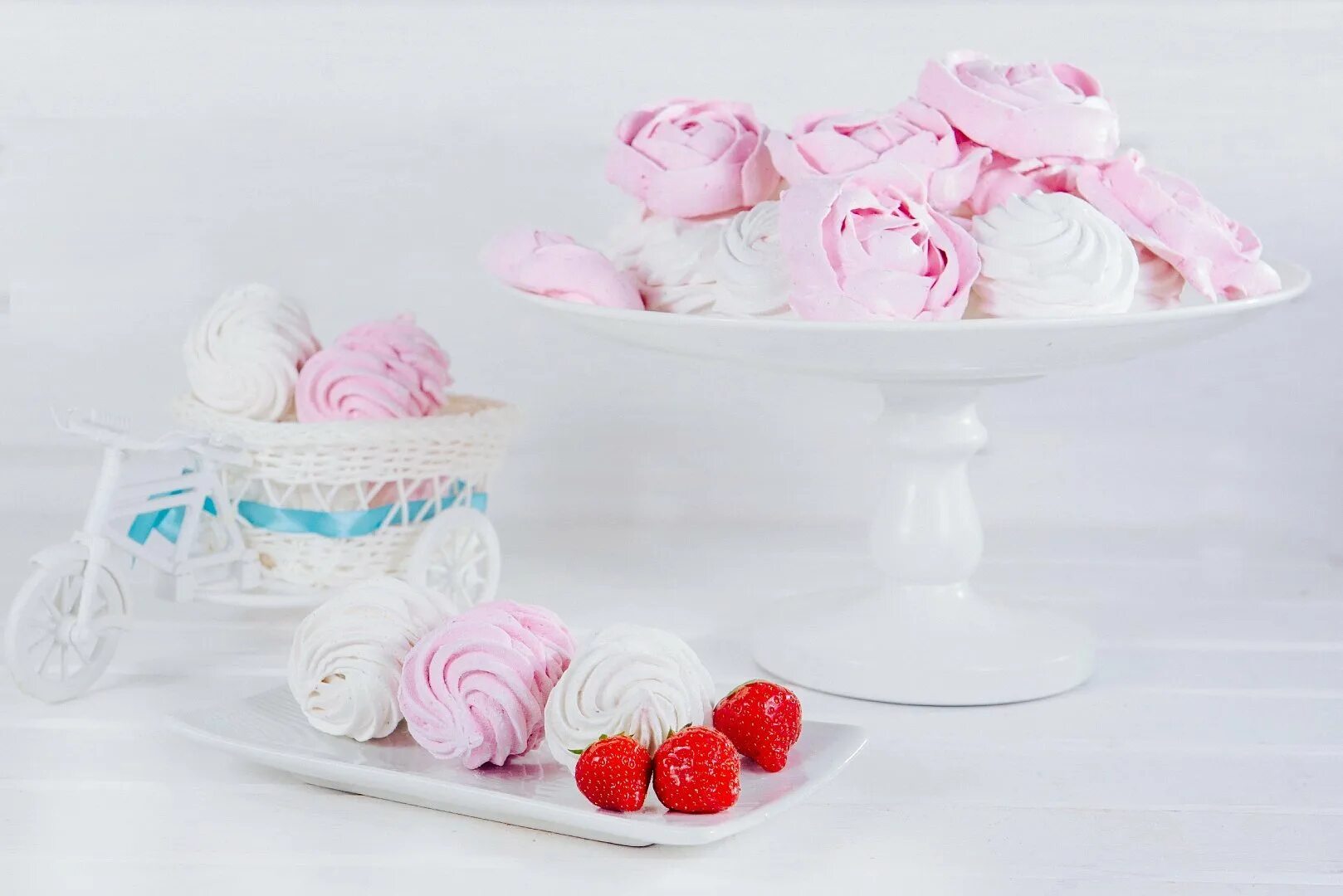 Вкусные торты нет свечей мягчайший зефир воздержаться. Нежный зефир. зефир нежность. зефир на белом фоне. розовый зефир.