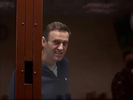 Навальный вновь назвал участников ролика холуями и предателями.