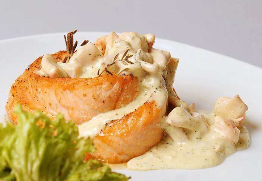 Семга в сливках со шпинатом. Лосось под сливочным соусом. Атлантический лосось со шпинатом в сливочном соусе. Рыба в сметанном соусе в духовке. Стейк лосося в сливочном соусе.