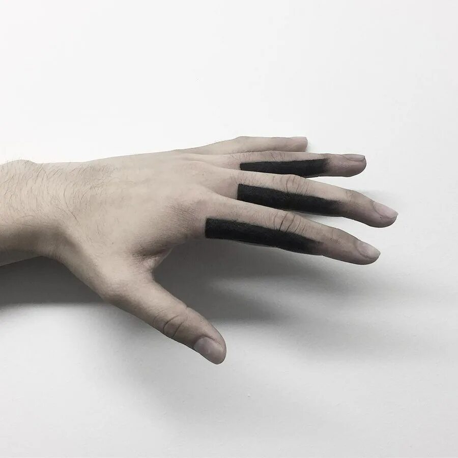 руки на черном фоне. некроз пальцах отморожение. рука два пальца. ладонь афроамериканца. черный мизинец.