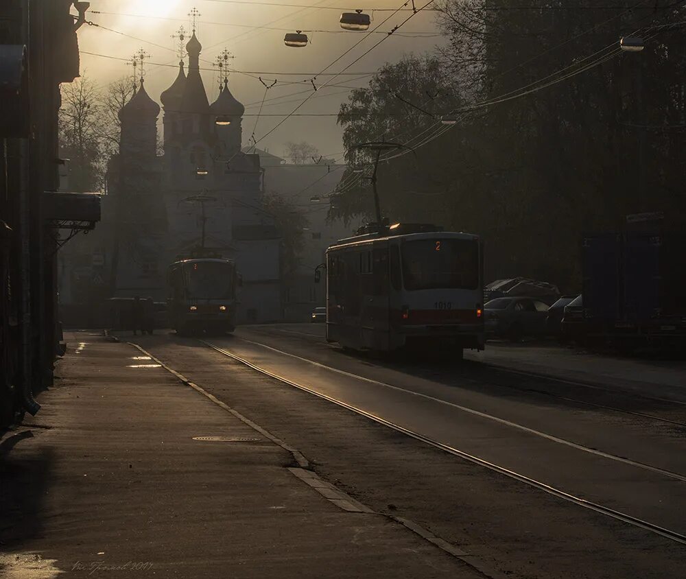 Надолго в городе. Раннее утро в городе. Улица утро. Утро в городе. Город в тумане.