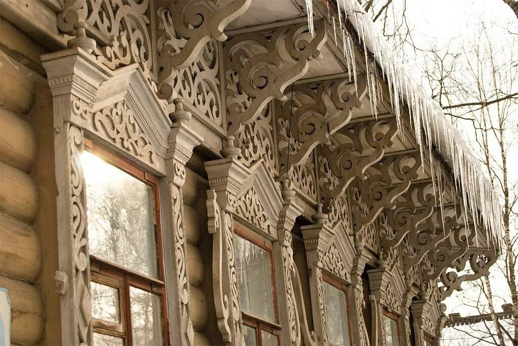 Наличники домовая пропильная резьба. Деревянное зодчество 19 века в томск. Кружево наличников. Деревянное кружево резьба по дереву. Пропильная резьба древняя русь.