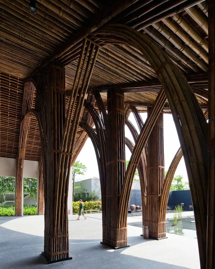Made in hall. Naman Retreat Conference Hall / VTN Architects. Бамбуковая архитектура. Бамбуковые конструкции. Колонны из бамбука.