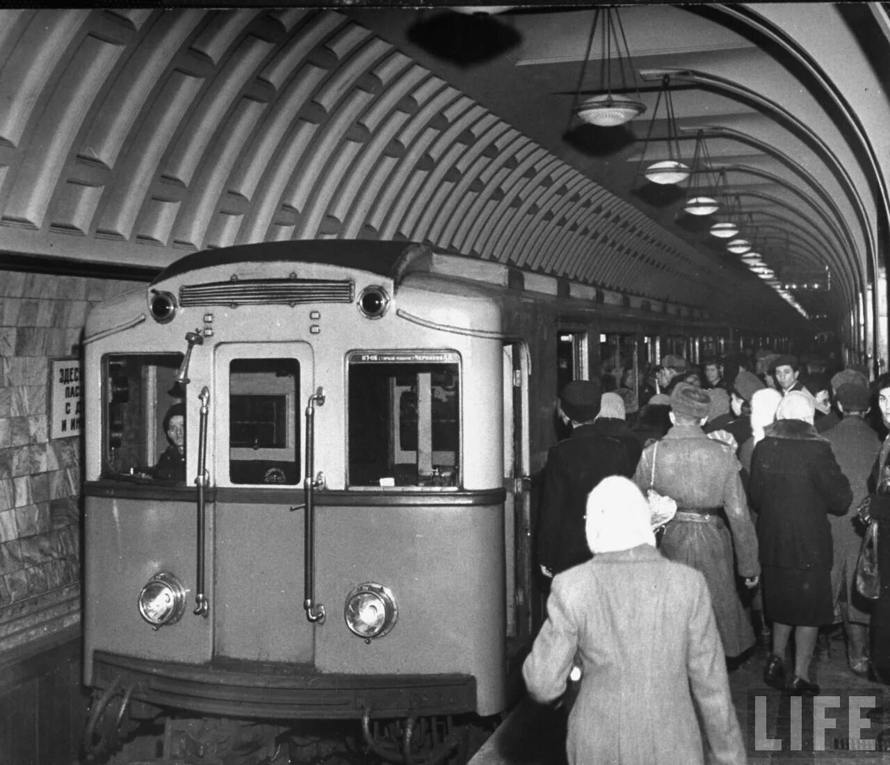 Первый метрополитен в россии. Станция Маяковская 1938. Московский метрополитен СССР 1935. Вагоны Московского метро 1935 года. Станция метро Маяковская Москва 1941.