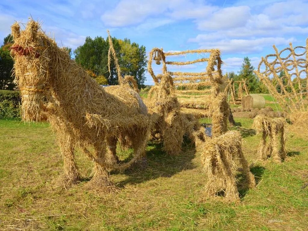 Декоративное сено. Фигуры из соломы. Фигуры из сена и соломы. Композиции из сена. Скульптуры из соломы.