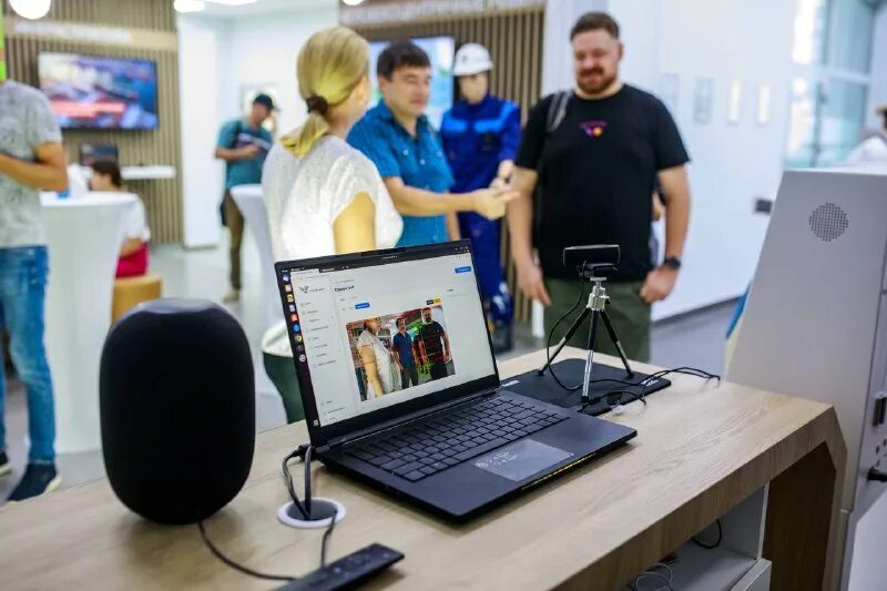 Компьютер в офисе москва сити. Мобильные приложения банка рнкб. Офис digital. Приложение цифровой офис. Цифровой офис ios.