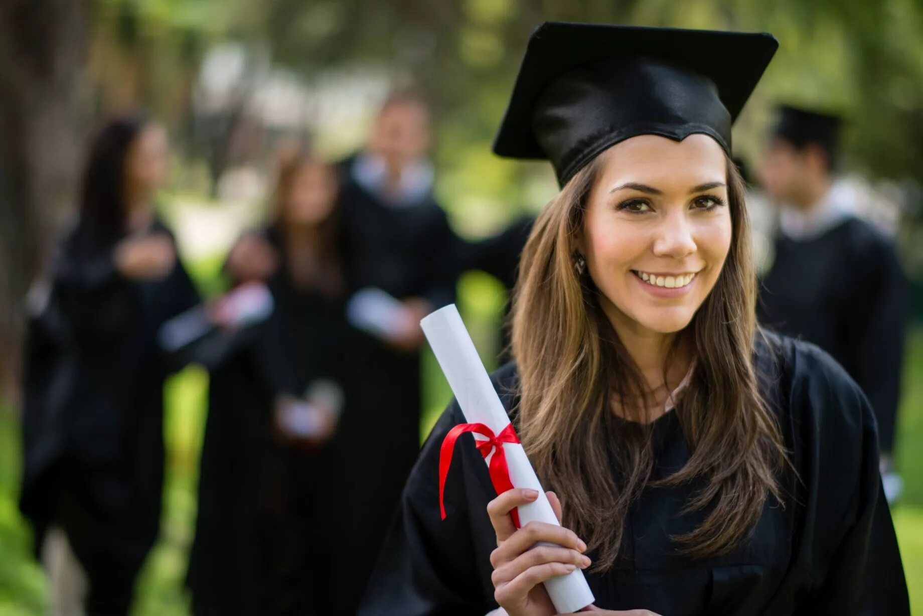 I finished university. Студенты выпускники. Выпускница вуза. Выпускники университета. Девушка в шапочке выпускника.