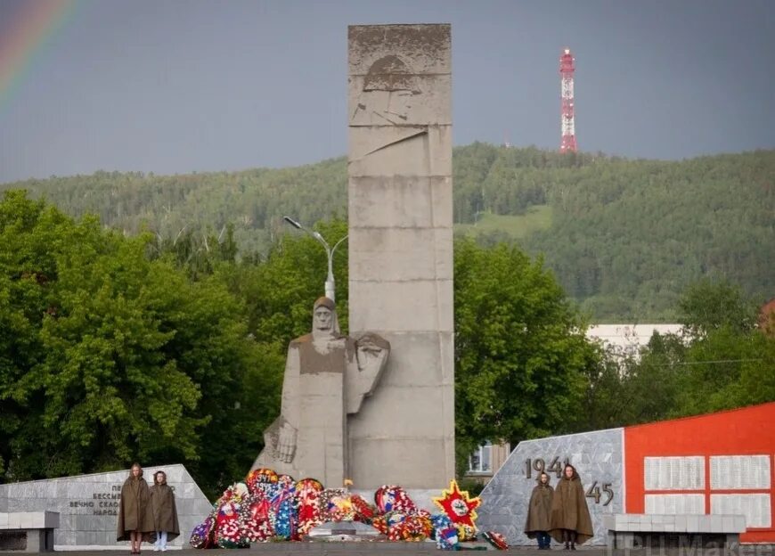 Память города миасса. Скорбящая мать Миасс. Миасс монумент Скорбящей матери. Памятник Скорбящей матери Миасс. Вечный огонь Миасс.