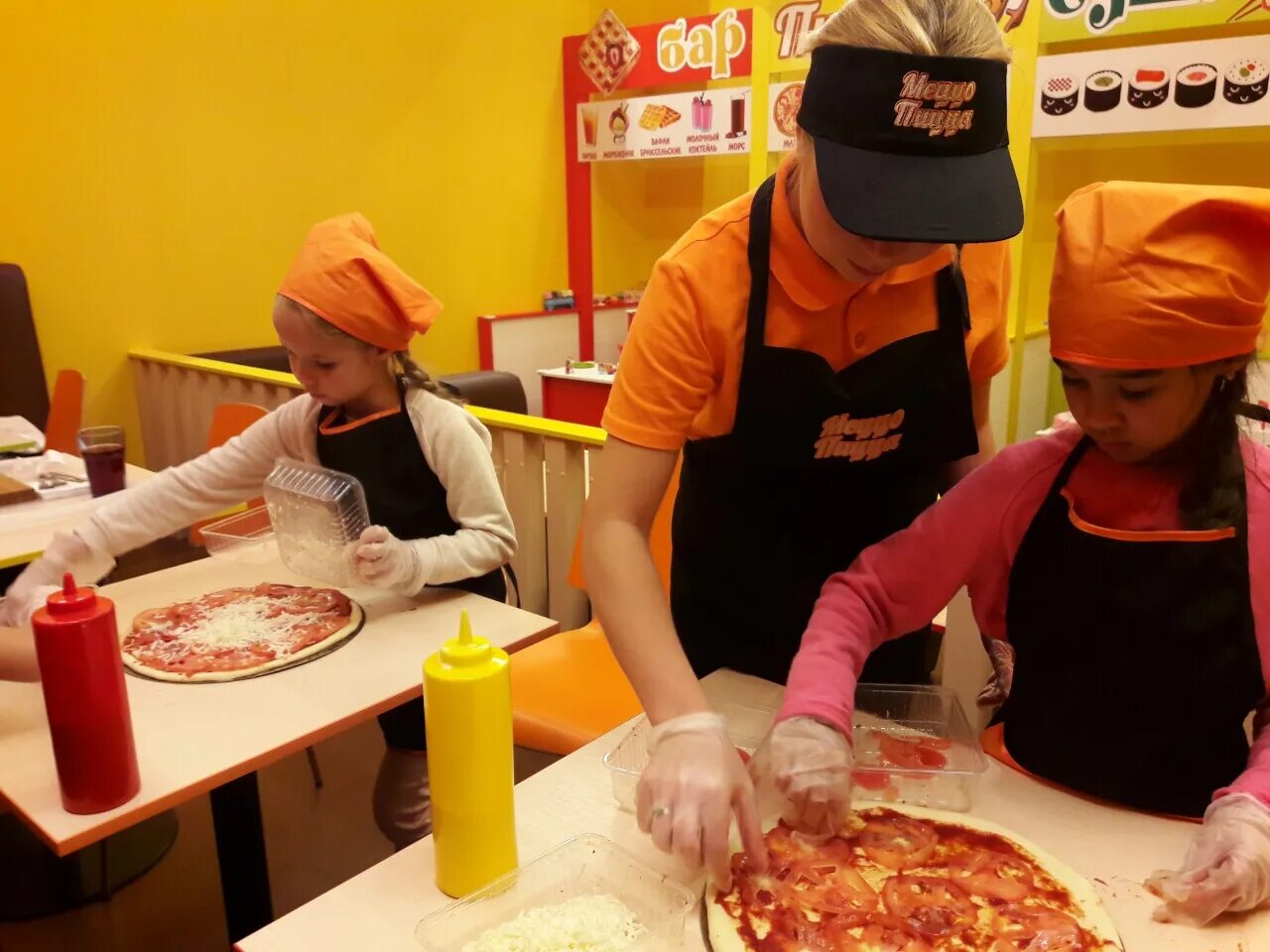 Пицца фабрика мастер классы для детей. Пицца фабрика сургут мастер классы. Мастер класс в пиццерии для детей. Детский кулинарный мастер класс. Мастер класс пицца для детей.