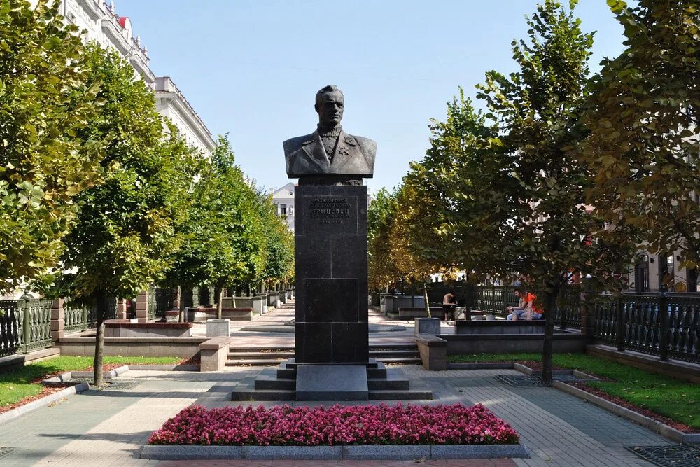 Минск памятники. Александровский сквер минск. Памятник пушкину в минске. Все памятники минска. Остров мужества и скорби памятники минска.