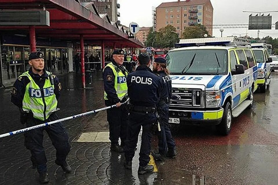Протест швеция ультраправые. Преступность в швеции. Шведы митинг. Пандемия в швеции. Полиция стокгольма.