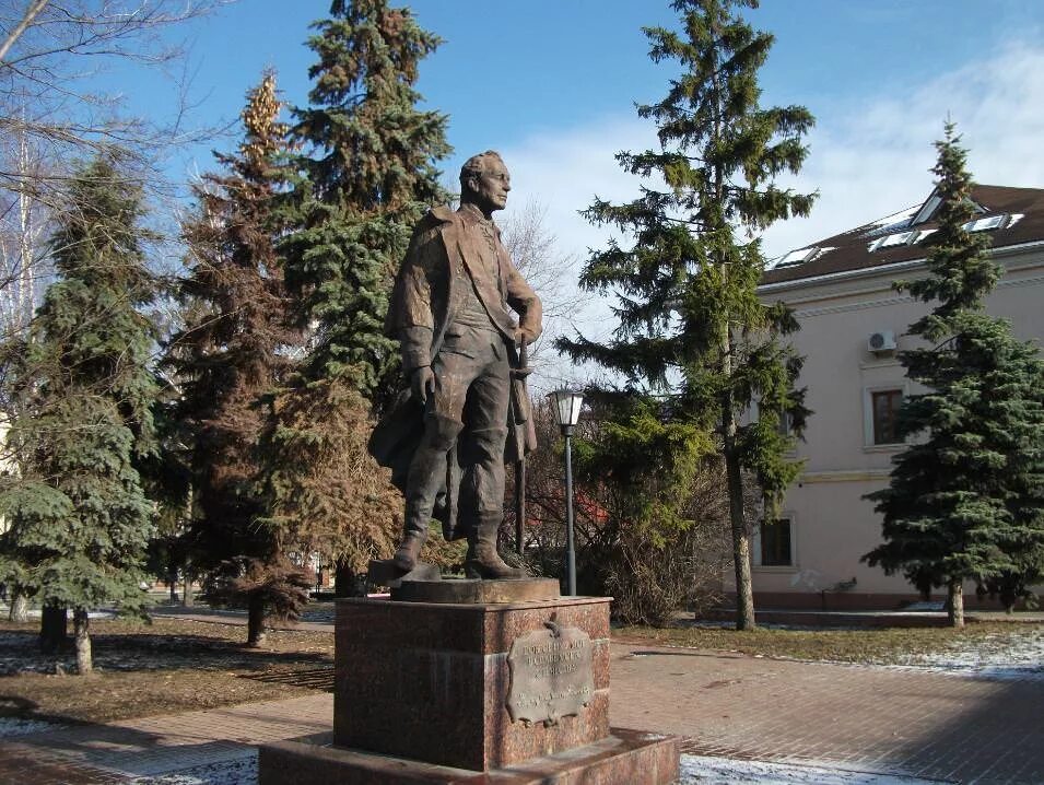 Россия город ульяновск памятники. Суворов памятник Ульяновск. Памятник Александру Суворову в Ульяновске.