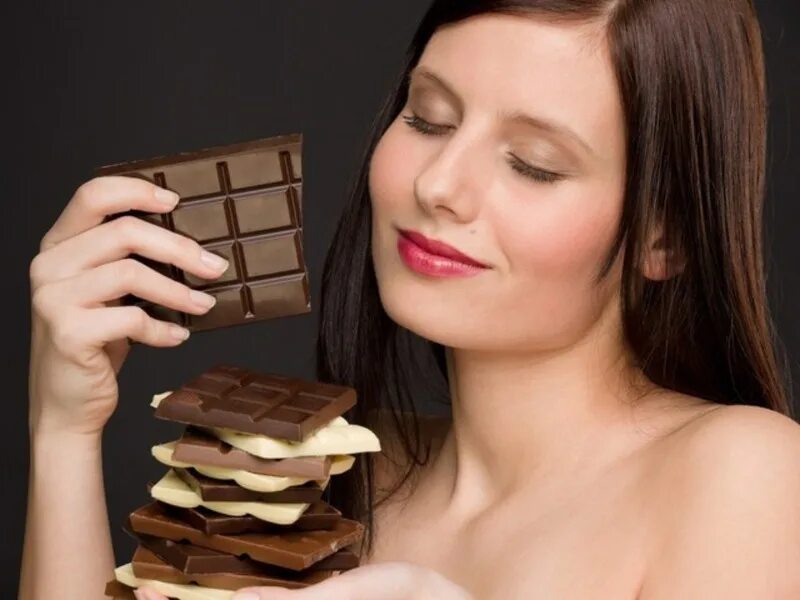 Ночью ем шоколад. Шоколадная девушка. Шоколад. Девушка кушает шоколад. Женщина ест шоколадку.