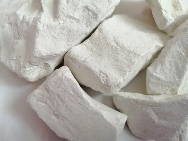 Глина в казахстане. Кастрюля красная глина, глина. Глин 2. Керамическая масса (глина гончарная). Пиленая глина.