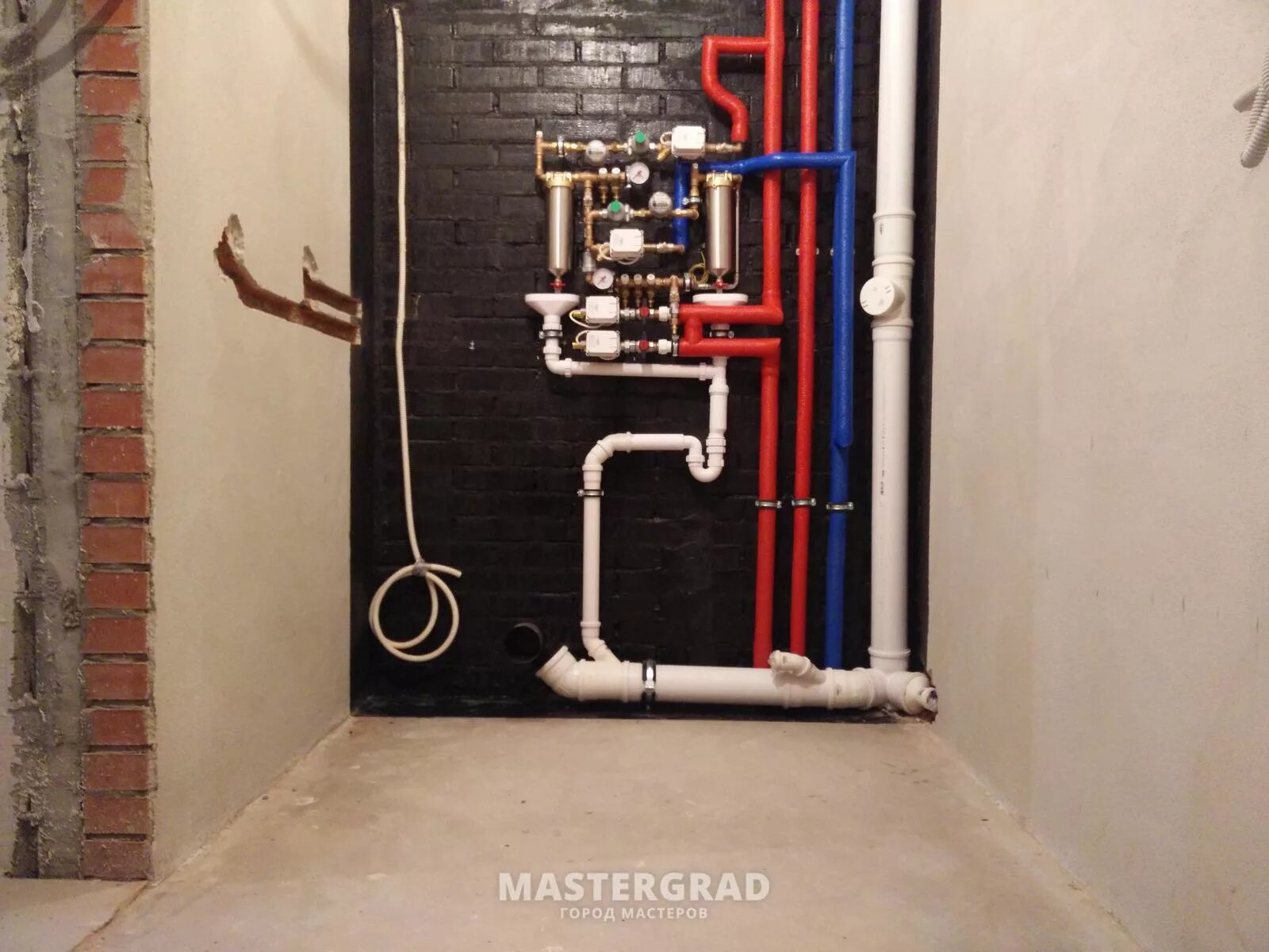 Разводка водоснабжения сшитым полиэтиленом. Разводка воды в частном доме сшитым полиэтиленом. Сшитый полиэтилен разводка. Сшитый полиэтилен rehau stabil разводка коллекторная. Разводка труб водоснабжения рехау.