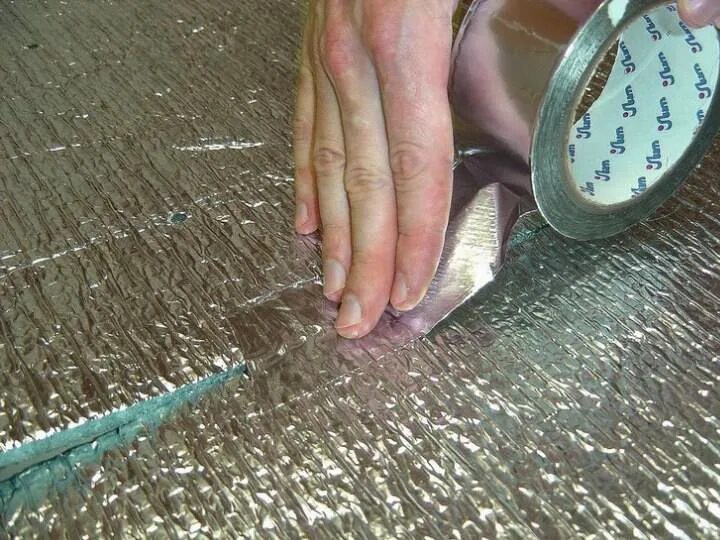 Фольгированный утеплитель для пола в деревянном доме. Фольгированная подложка под линолеум. фольгированный утеплитель. фольгированный утеплитель для пола под линолеум. пенофол под линолеум на бетонный пол.