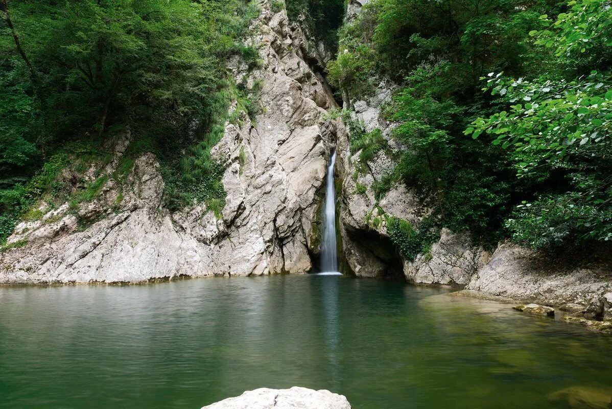 Агурские водопады краснодарский край. Агурское ущелье Абхазия. Агурский водопад Сочи. Агурское ущелье в Сочи. Агурские водопады Хостинский район.