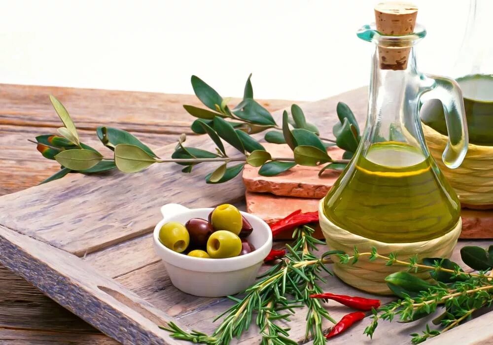 Оливковое масло е. Масло оливковое Tasos с розмарином. Натюрморт с оливковым маслом. Оливковое масло в кулинарии. Оливковое масло со специями.