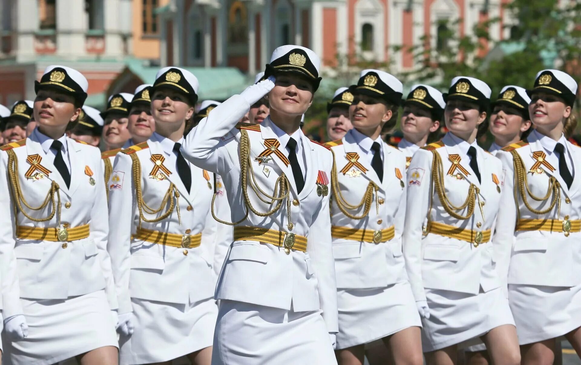 Особо парадная форма. Парадная форма женщин военнослужащих министерства обороны рф. женская военнаяпарадная формая. женщины на параде. парадная форма на парад.