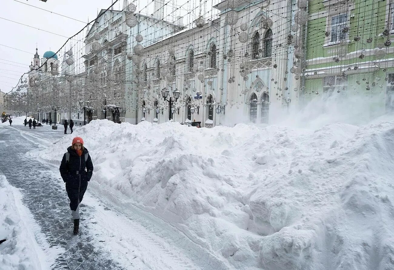 Выйдет января 2023. Снегопад в Москве 13 февраля 2021. Сугробы в Москве 2022. Сильный снегопад в Москве 2021. Сугробы в Москве.