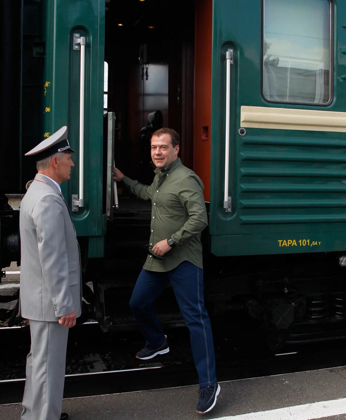Песню полными вагонами. Литерный поезд Путина. Вагон поезда. Выход из поезда. Президентский поезд.