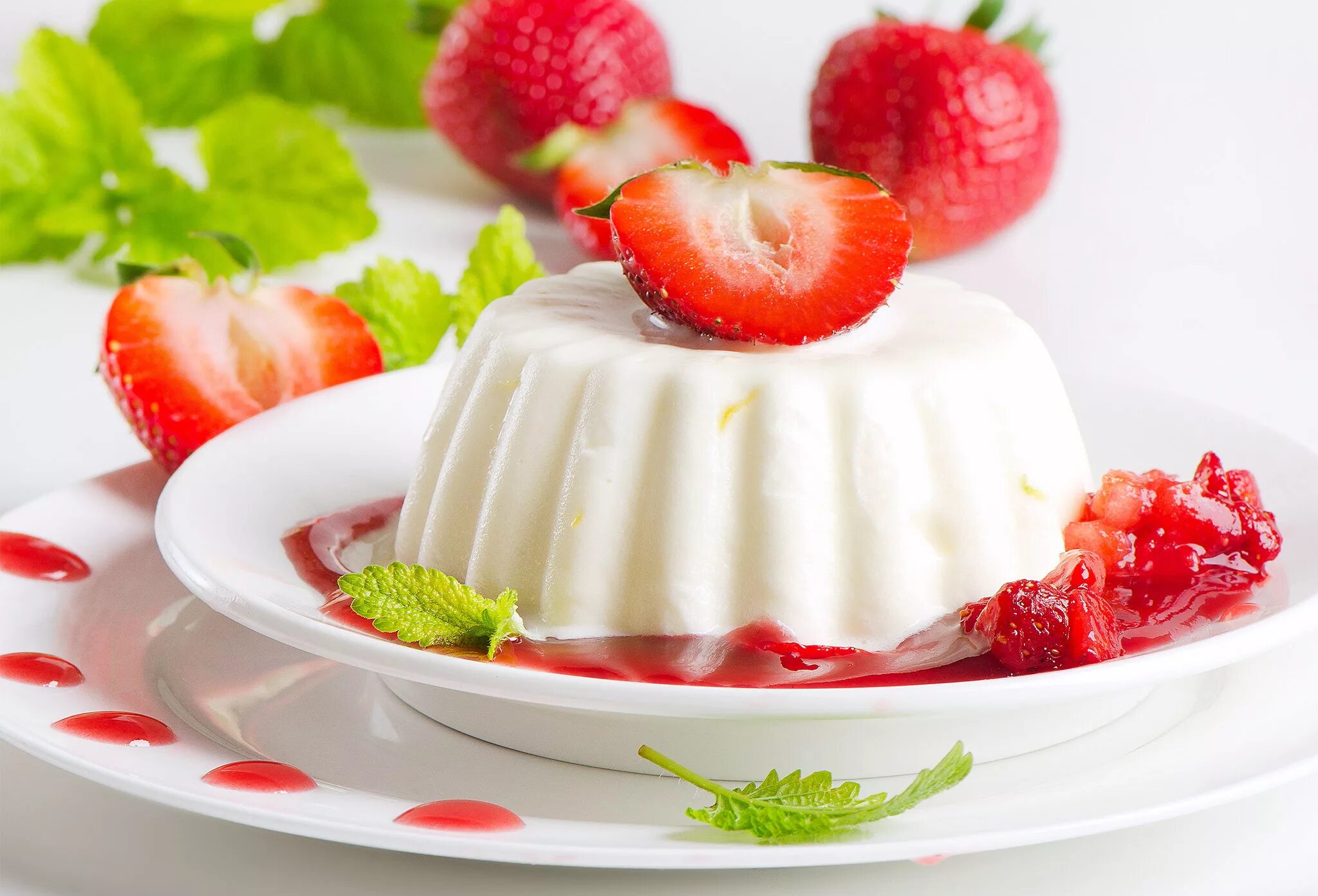 Panna Cotta с клубникой. Творожный десерт бланманже. ЖЕЛЕЙНЫЙ десерт с фруктами. Десерт с ягодами и желатином. Творожный сыр с фруктами