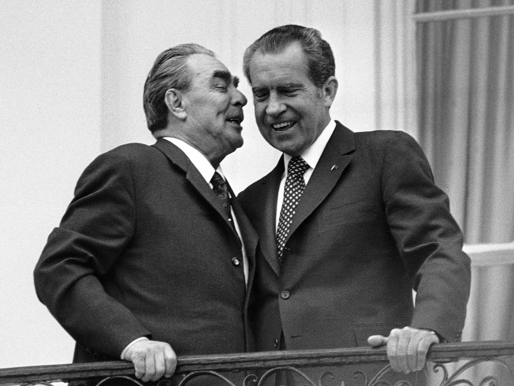 Визит л и брежнева в сша. Никсон и брежнев 1972. брежнев и никсон в сша 1973. брежнев никсон 1972 год.
