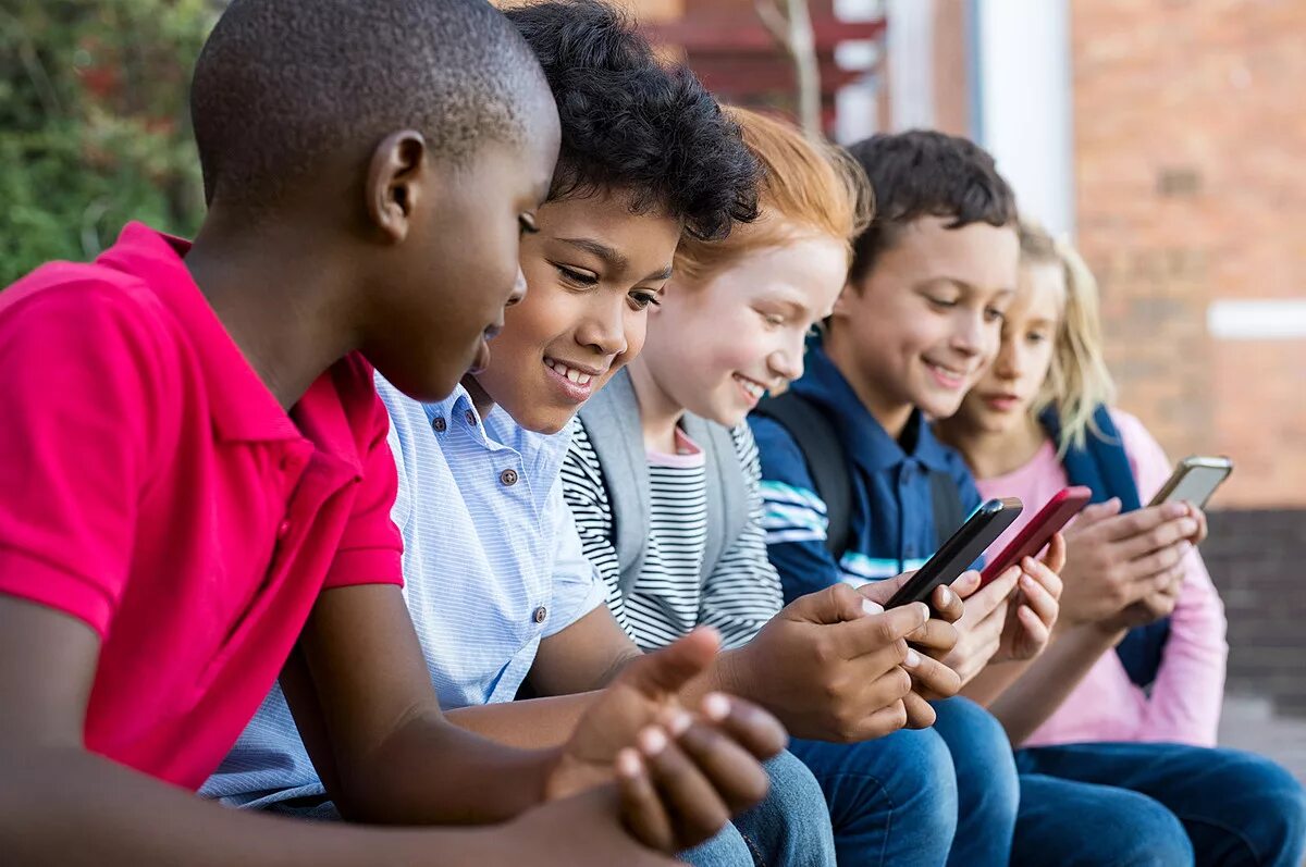 Ребенок со смартфоном. Современные дети со смартфонами. Дети проблемы социализации фото. Дети со смартфонами в парке. Street bible school