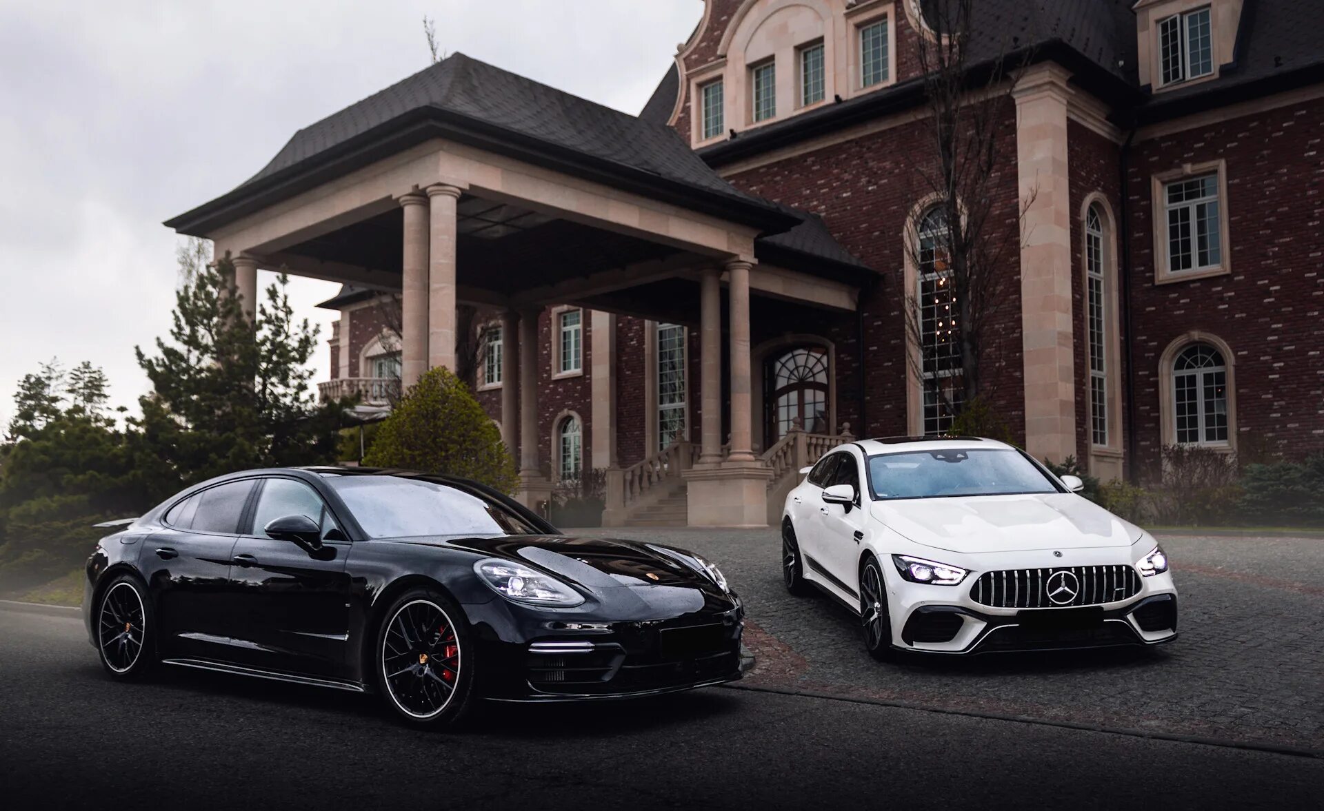 Порше панамера и мерседес. Porsche 911 vs nissan gt-r. Mercedes 911. Porsche vs mercedes. Mercedes gts.