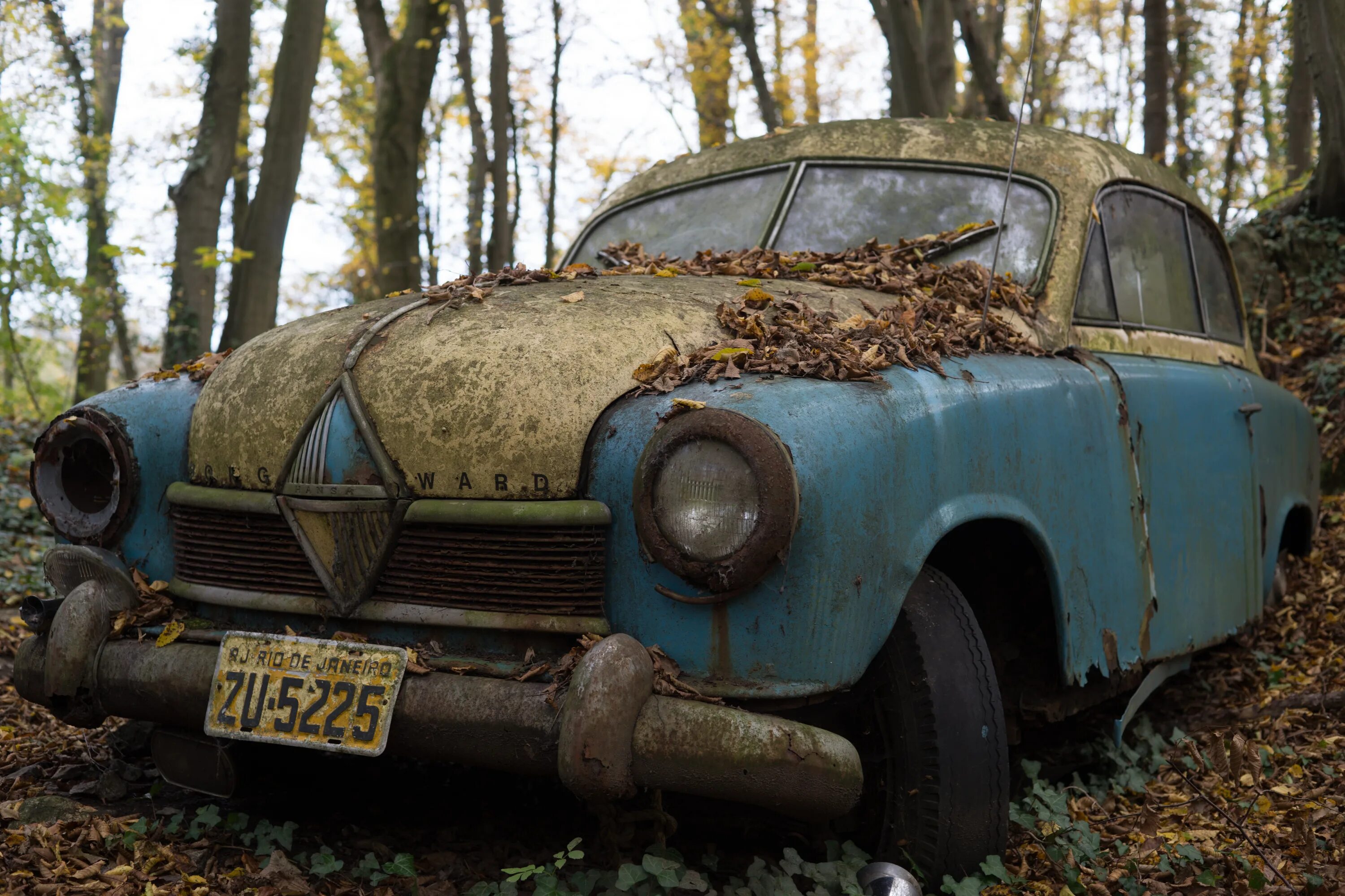 Пробег старых автомобилей. Старые машины. Заброшенные автомобили. Ржавый автомобиль. Старый Ржавый автомобиль.