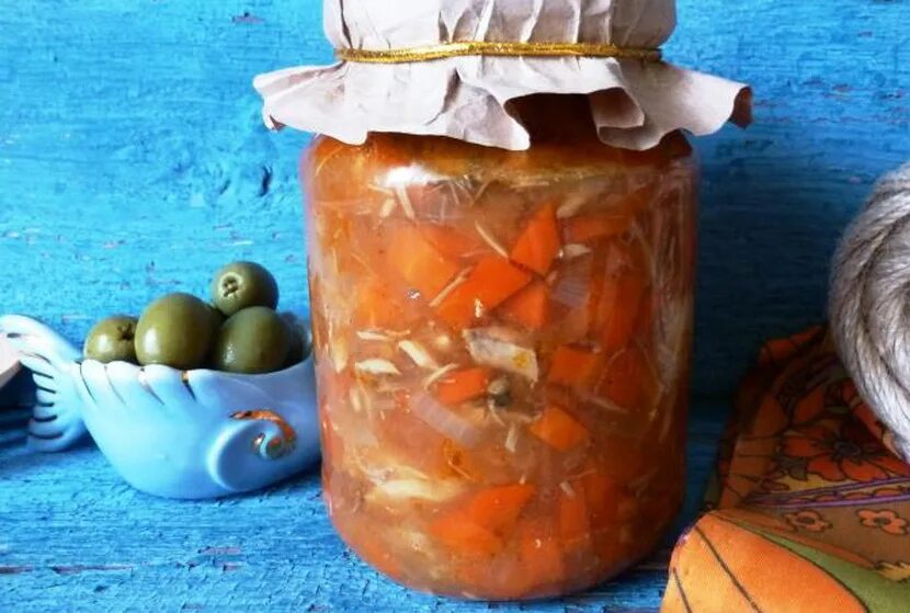 Рыба с овощами на зиму скумбрия. Салат со скумбрией на зиму. скумбрия с овощами на зиму. салат со скумбрией на зиму с овощами. консервы с скумбрии с овощами на зиму.