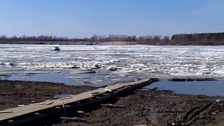 Уровень воды в иртыше уват сегодня. Иртыш с Уват переправа. Уват переправа через Иртыш. Уват мост через Иртыш. Уровень воды в Иртыше в районе города Уват.