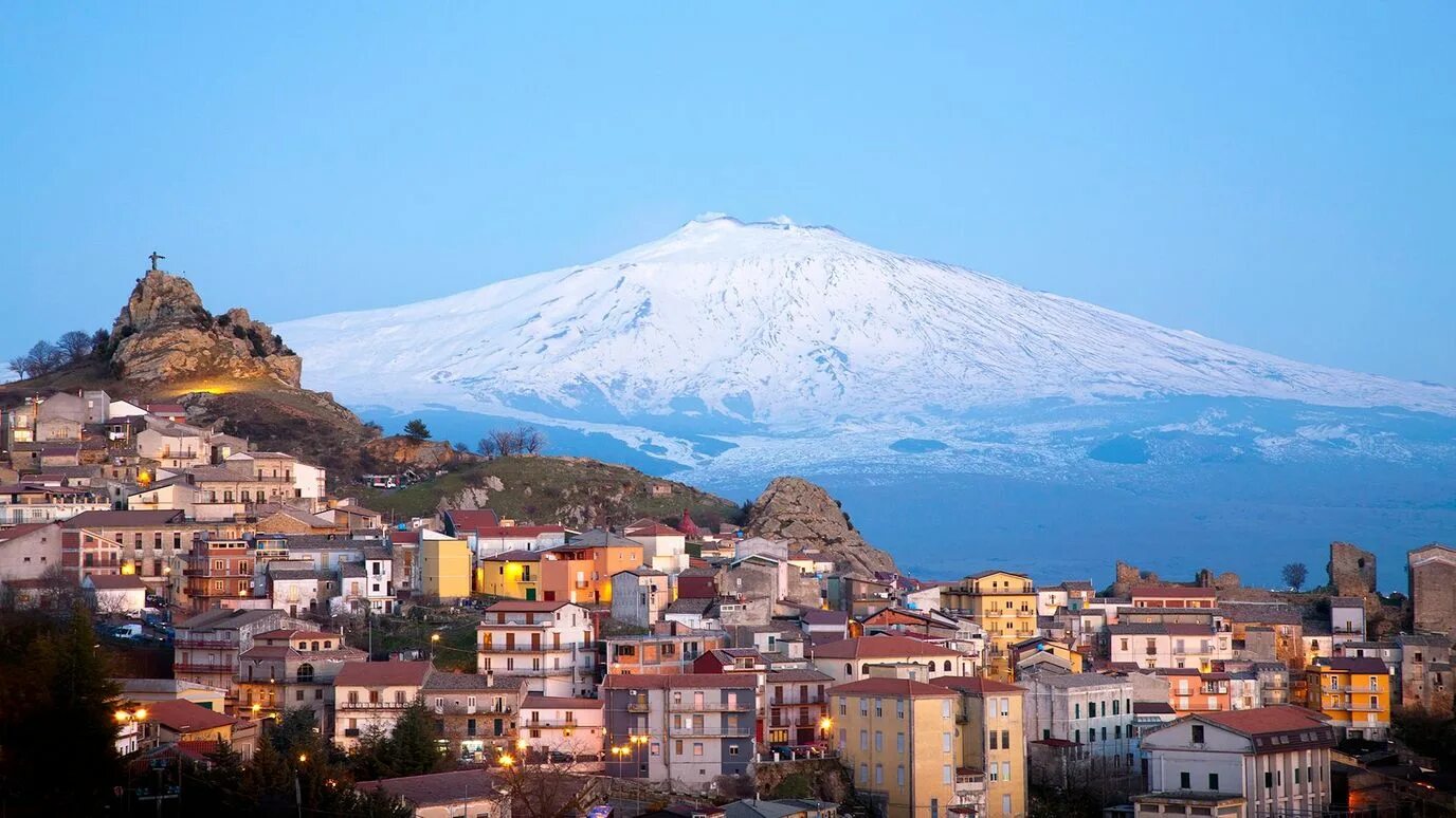 Гора Этна Италия. Этна Сицилия. Вулкан Этна в Италии. Гора Этна в Сицилии.