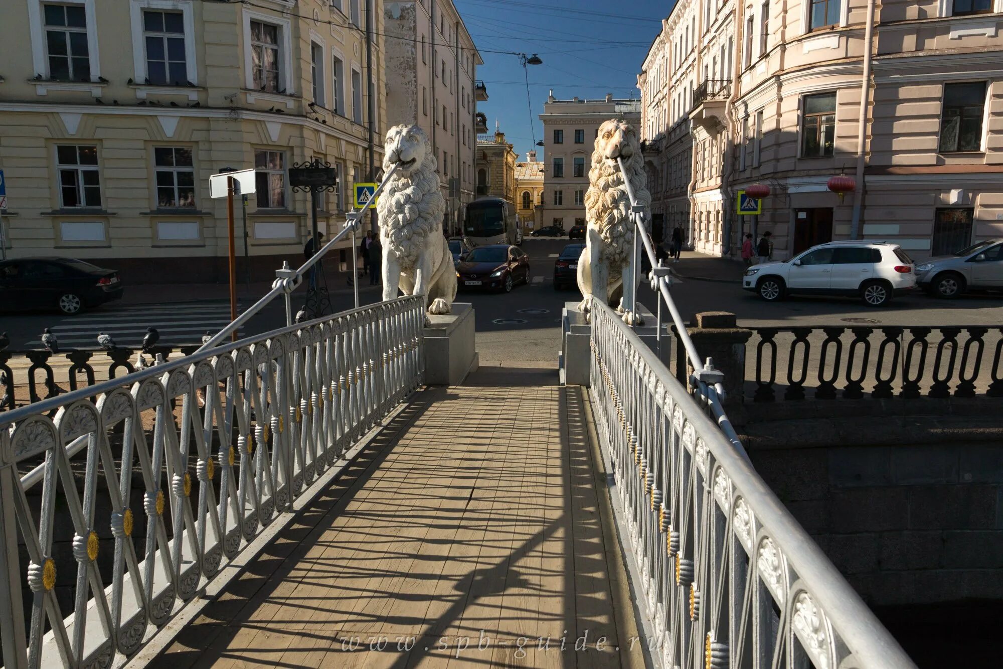 Дорогие киевляне и гости этого города. Исаакиевская площадь река мойка певческий мост. Петербург висел. Луна над питером. Висячие дворы петербурга.
