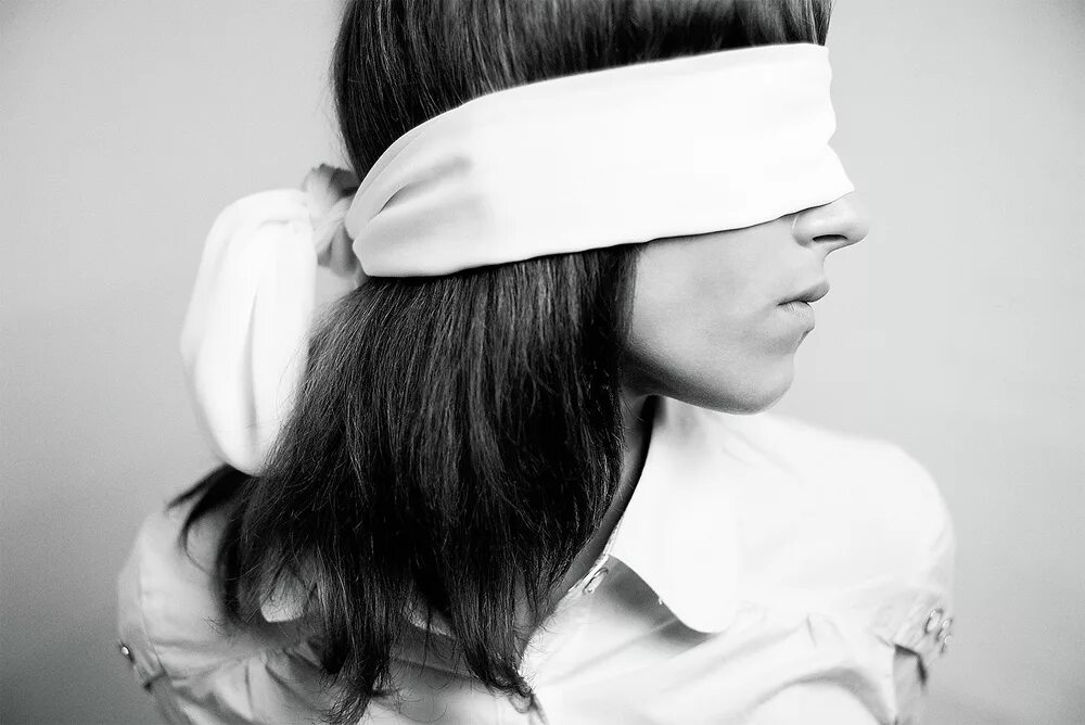 Blindfold band. Blindfold перевод. повязка на глаз. девушка с перевязанными г. Headscarf blindfold.