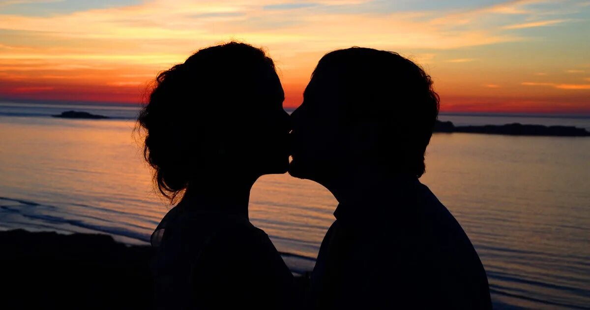 Sunset kiss. Happy birthday for husband. Пара на закате. Sunset kiss. Красивая природа.