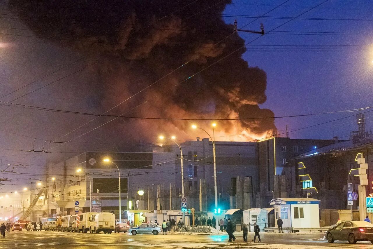 Зимняя вишня кемерово когда произошла трагедия. Пожар в Кемерово в ТЦ зимняя вишня. ТРЦ зимняя вишня Кемерово. Торговый центр вишня Кемерово пожар. Торговый центр вишня Кемерово.