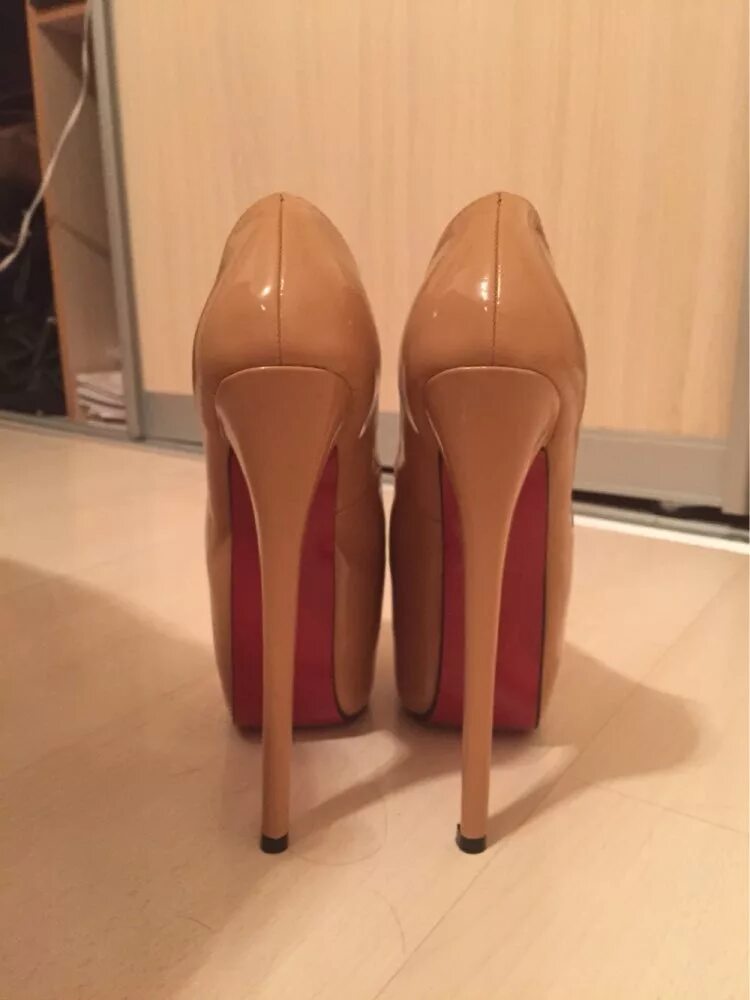 вульгарные туфли. каблуки 44 размер. каблуки 44 размер. туфли на шпильке с красной подошвой. каблуки 44 размер.